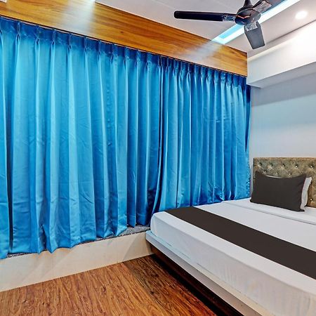Collection O Hotel Swarg Сурат Экстерьер фото
