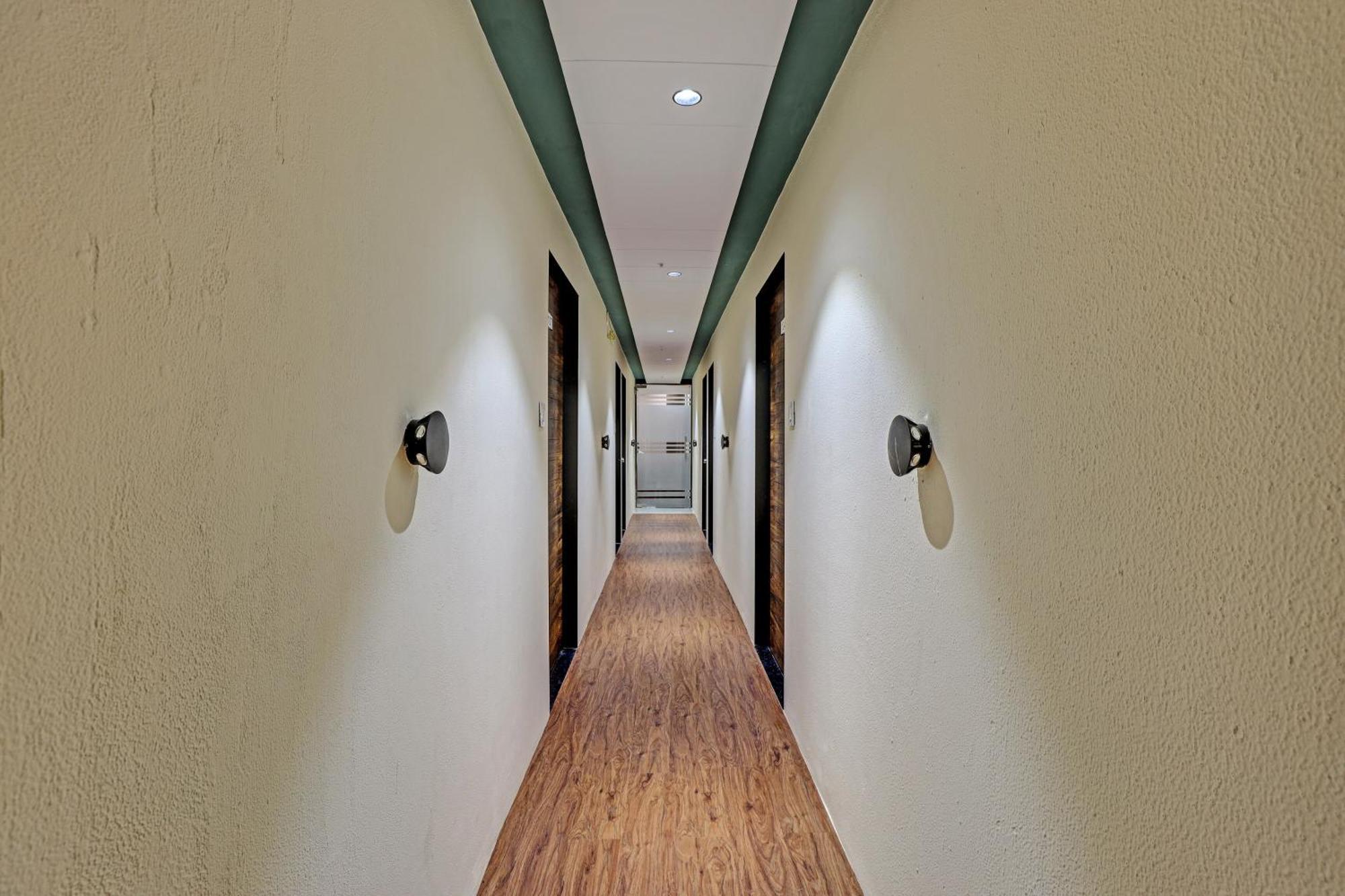 Collection O Hotel Swarg Сурат Экстерьер фото