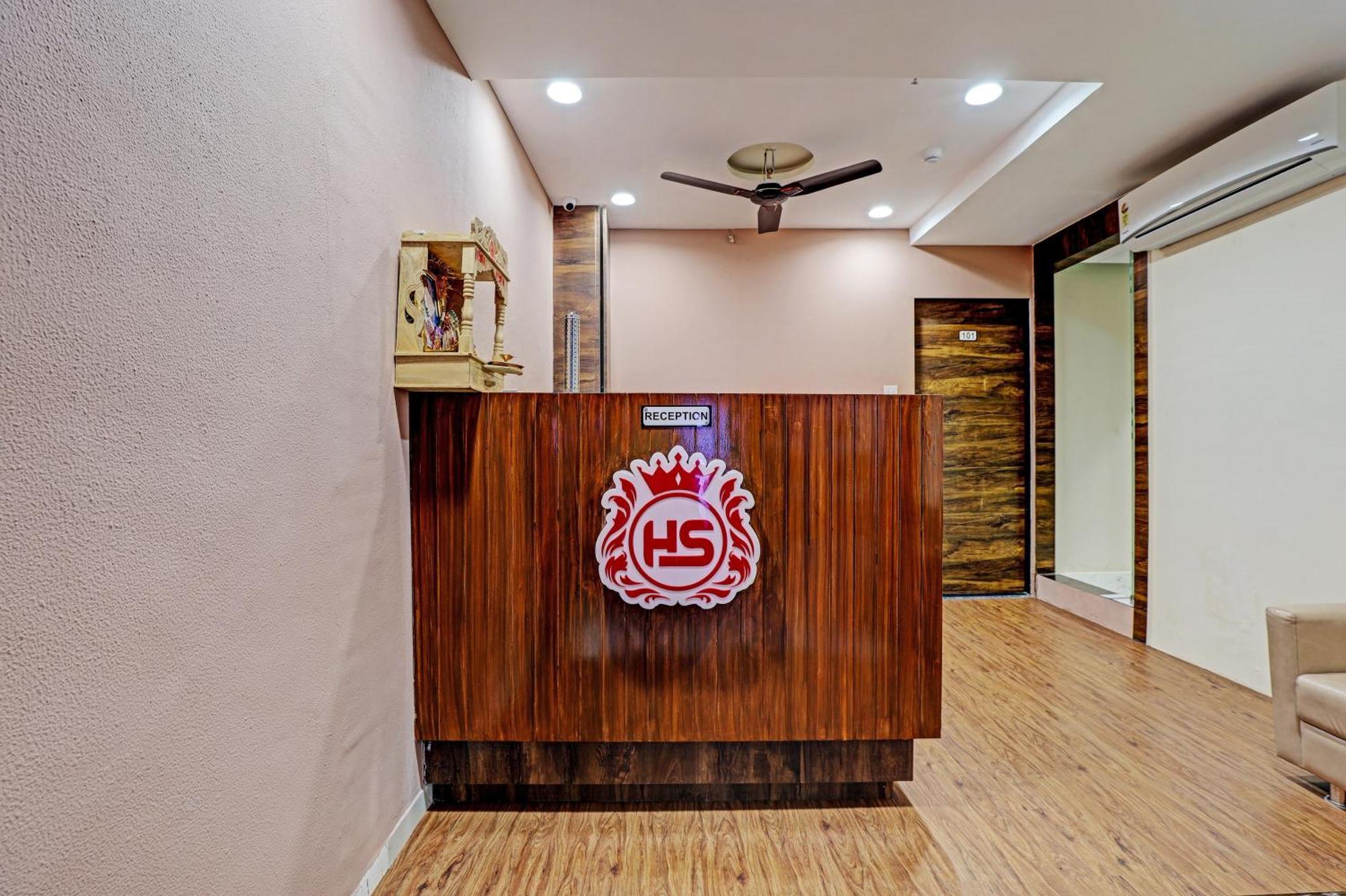 Collection O Hotel Swarg Сурат Экстерьер фото
