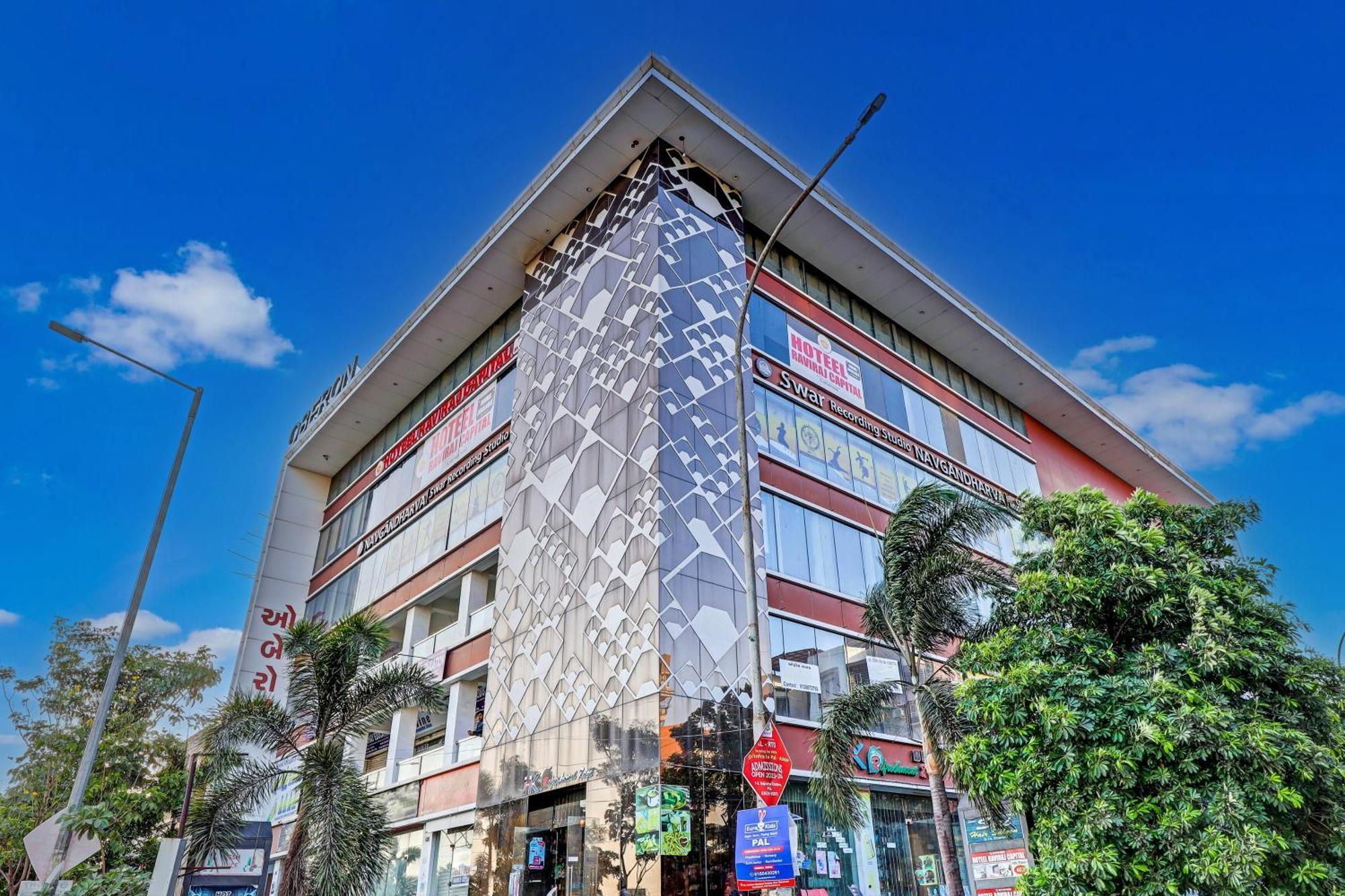 Collection O Hotel Swarg Сурат Экстерьер фото