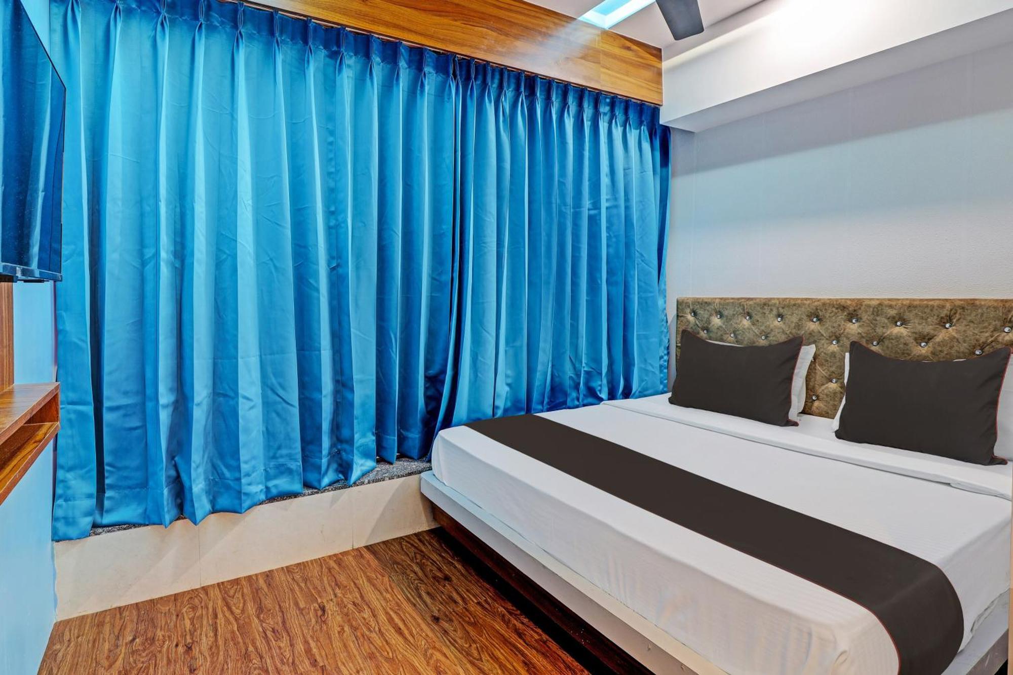 Collection O Hotel Swarg Сурат Экстерьер фото