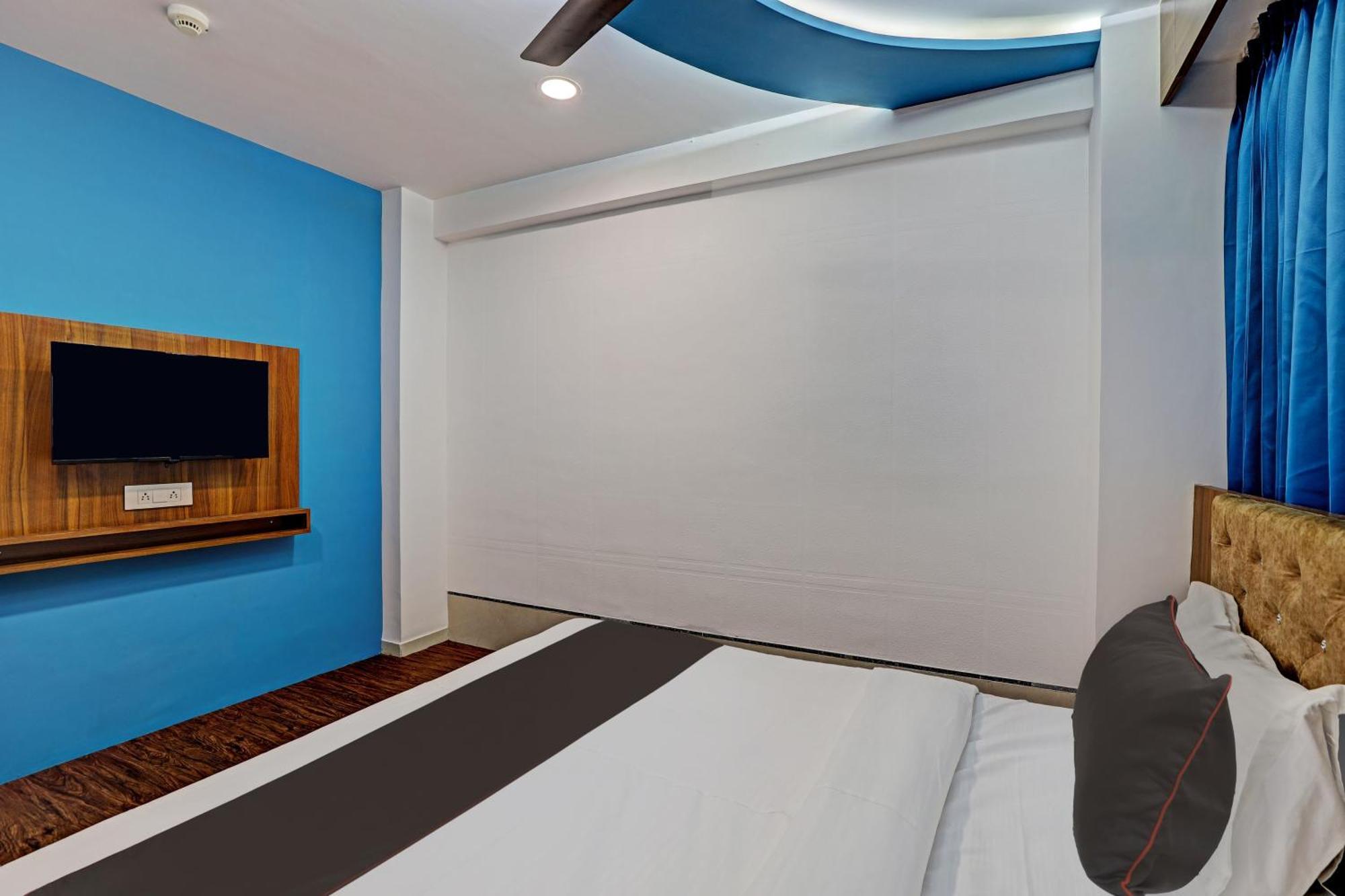 Collection O Hotel Swarg Сурат Экстерьер фото